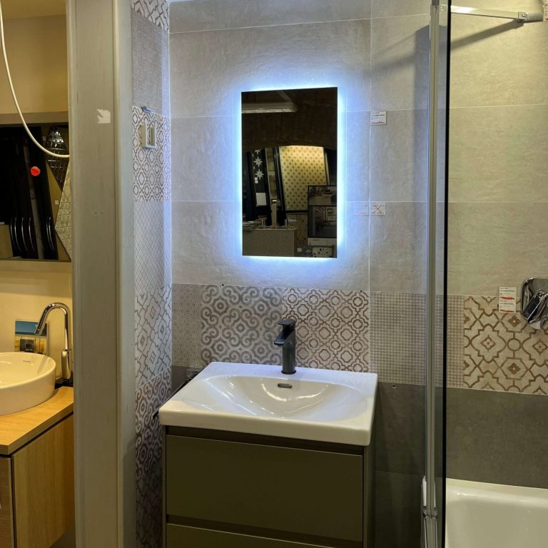 fürdőszoba világító tükörrel